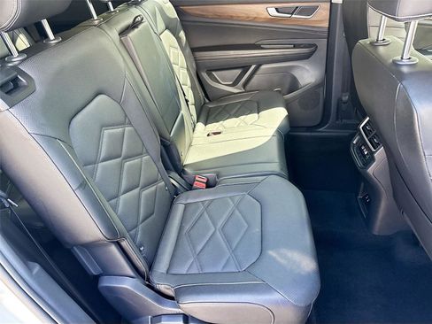 Used 2025 Volkswagen Atlas SE image 28