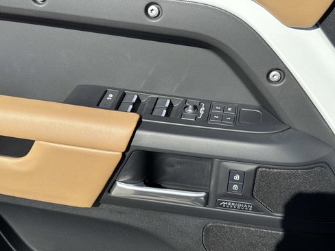 Used 2025 Land Rover Defender 110 X-Dynamic SE image 19