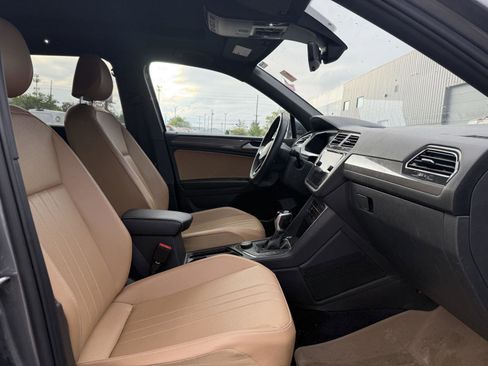 Used 2022 Volkswagen Tiguan SE AWD/4WD image 12