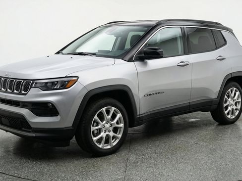 Used 2025 Jeep Compass Limited image 3