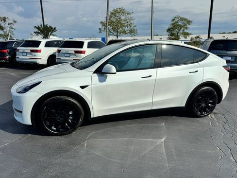 Used 2023 Tesla Model Y Long Range AWD/4WD image 2
