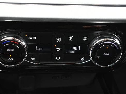 Used 2025 Chevrolet Trax LT w/ LT Convenience Package FWD image 21