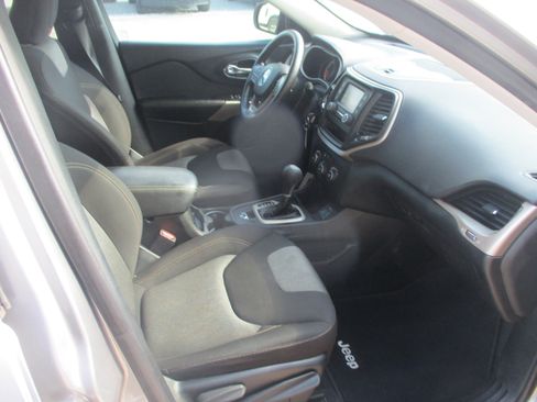 Used 2017 Jeep Cherokee Sport FWD image 10