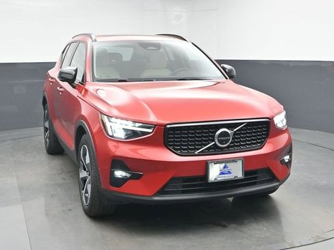 Used 2023 Volvo XC40 B5 Plus w/ Driver Assist Package AWD/4WD image 8