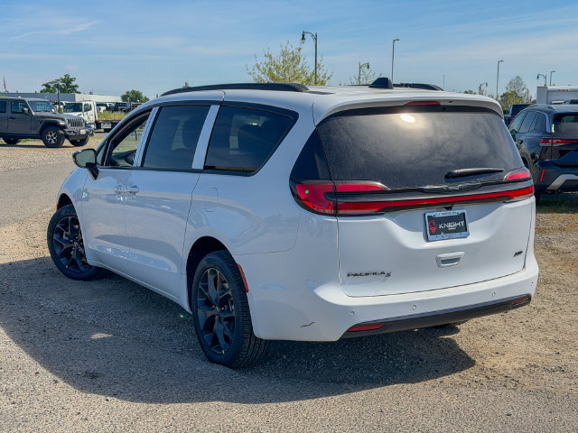 New 2026 Chrysler Pacifica Select AWD/4WD image 9