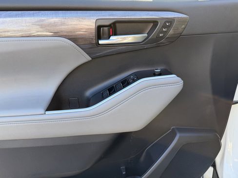 Used 2021 Toyota Highlander Limited image 17