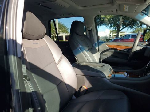 Used 2018 Cadillac Escalade Premium Luxury image 22