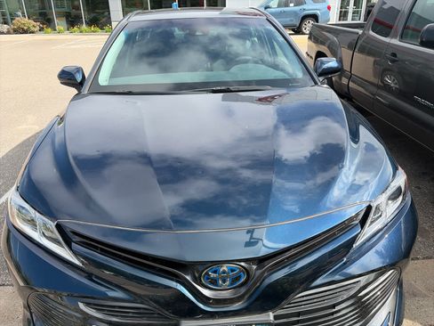 Used 2018 Toyota Camry LE FWD image 2
