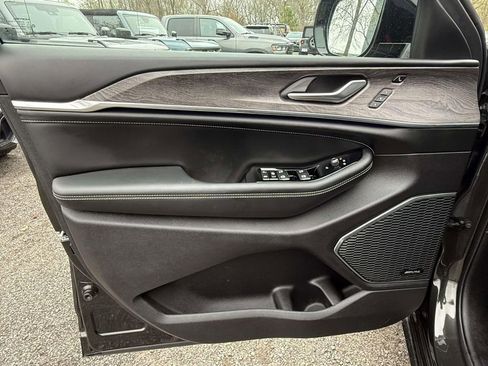 Used 2023 Jeep Grand Cherokee L Overland w/ Luxury Tech Group IV image 24