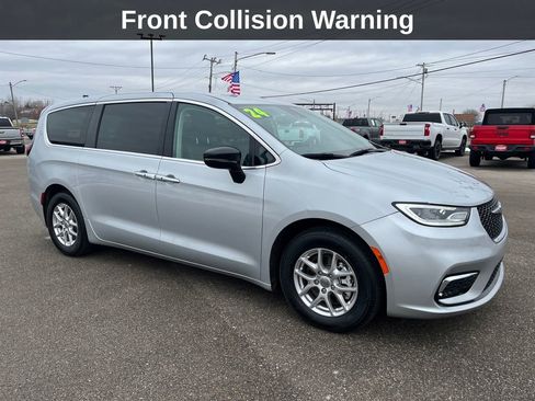 Used 2024 Chrysler Pacifica Touring-L image 9