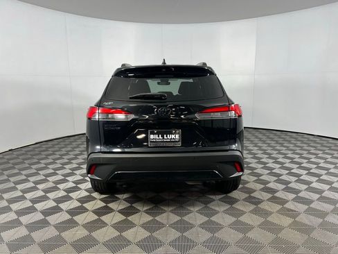 Used 2022 Toyota Corolla Cross XLE w/ Convenience Package image 8