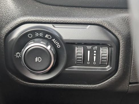 Used 2018 Jeep Wrangler Unlimited Sahara AWD/4WD image 11