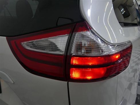 Used 2017 Toyota Sienna XLE image 16