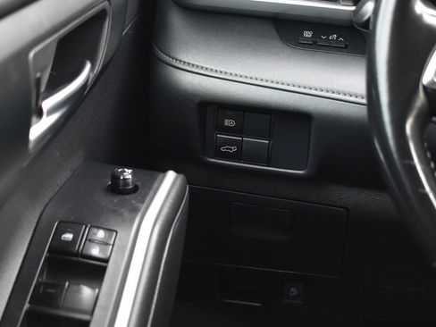 Used 2020 Toyota Highlander XLE AWD/4WD image 38