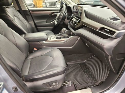 Used 2021 Toyota Highlander Limited image 11