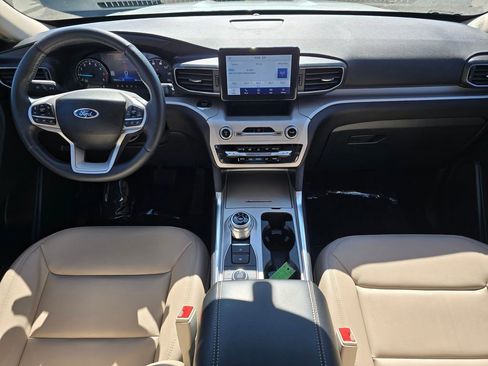 Used 2023 Ford Explorer XLT AWD/4WD image 19