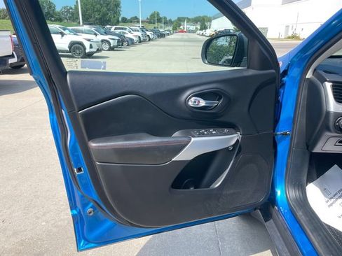 Used 2017 Jeep Cherokee Trailhawk AWD/4WD image 20