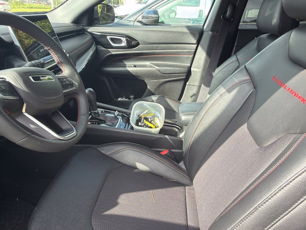 Used 2025 Jeep Compass Trailhawk AWD/4WD image 4