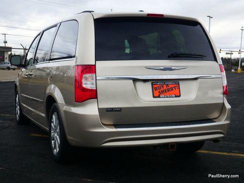 Used 2014 Chrysler Town & Country Touring image 11
