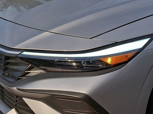 Used 2026 Hyundai Elantra SE FWD image 9