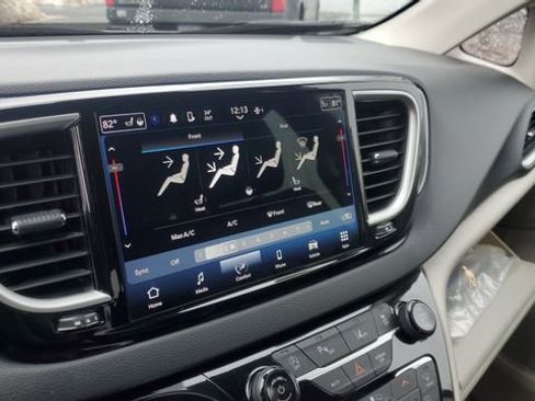 Certified 2024 Chrysler Pacifica Touring-L image 14