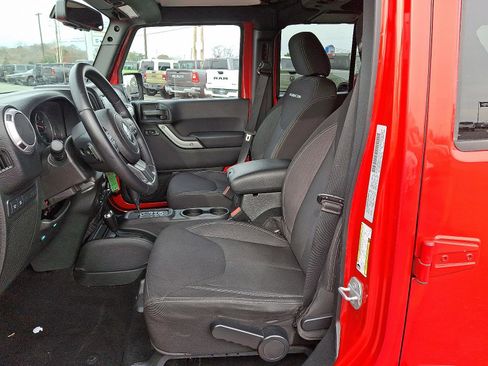 Used 2015 Jeep Wrangler Unlimited Rubicon w/ Connectivity Group image 13