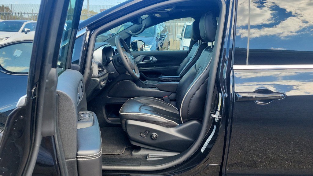 Used 2026 Chrysler Pacifica Limited FWD image 16