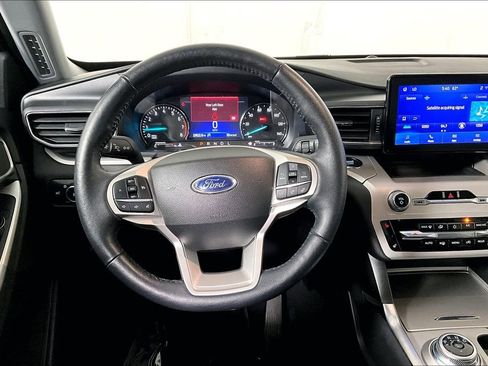 Used 2023 Ford Explorer XLT w/ Equipment Group 202A image 5