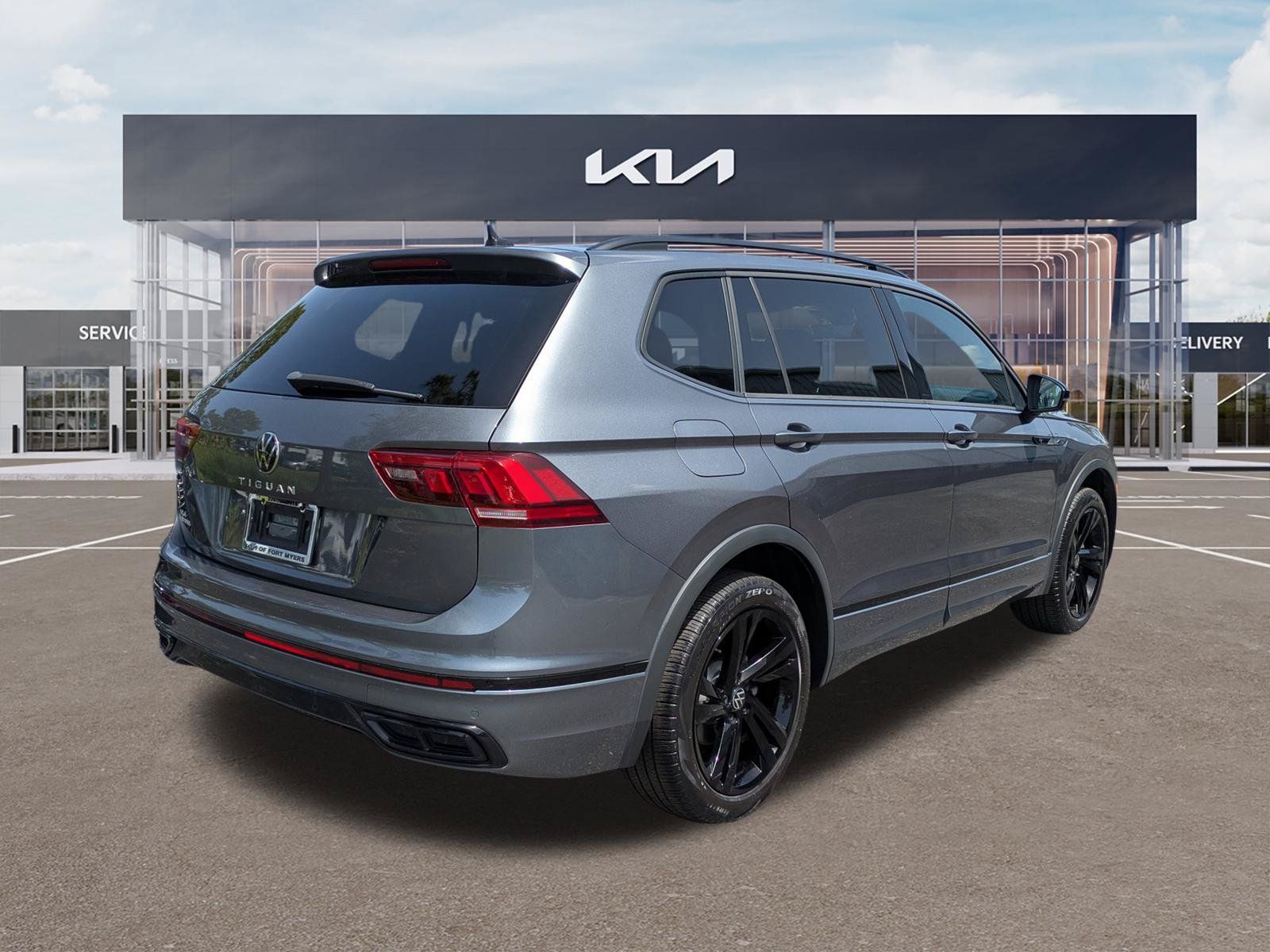 Used 2024 Volkswagen Tiguan SE R-Line FWD image 4