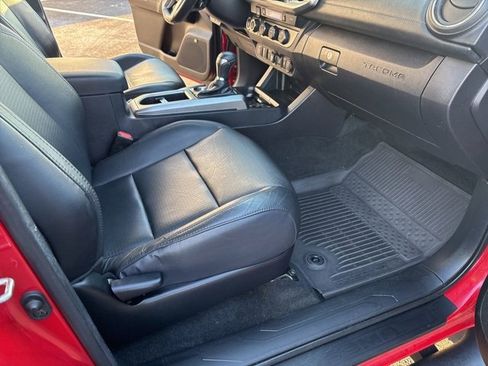 Used 2022 Toyota Tacoma Limited image 38