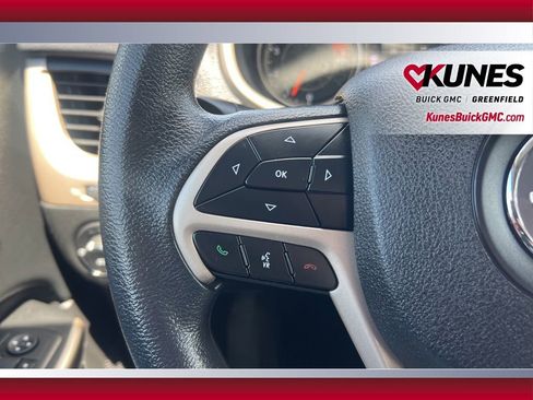 Used 2018 Jeep Cherokee Latitude w/ Safety Group AWD/4WD image 21