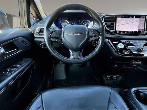 Used 2021 Chrysler Pacifica Touring-L w/ Uconnect Theater Family Group FWD image 8