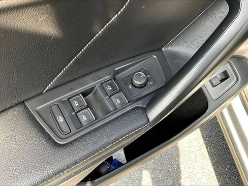Used 2022 Volkswagen Tiguan SE R-Line FWD image 15