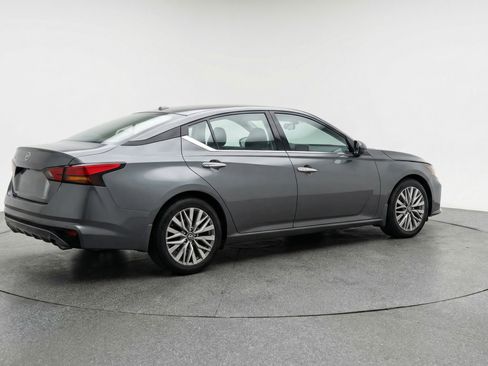 Used 2025 Nissan Altima 2.5 SV image 9