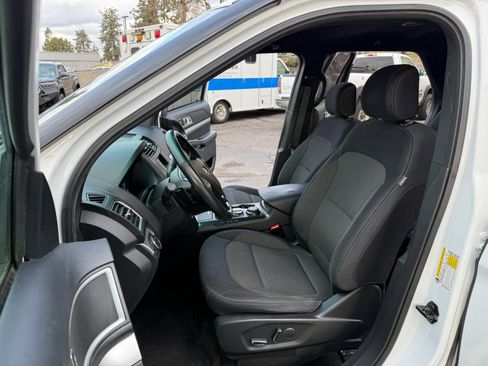 Used 2017 Ford Explorer XLT image 5