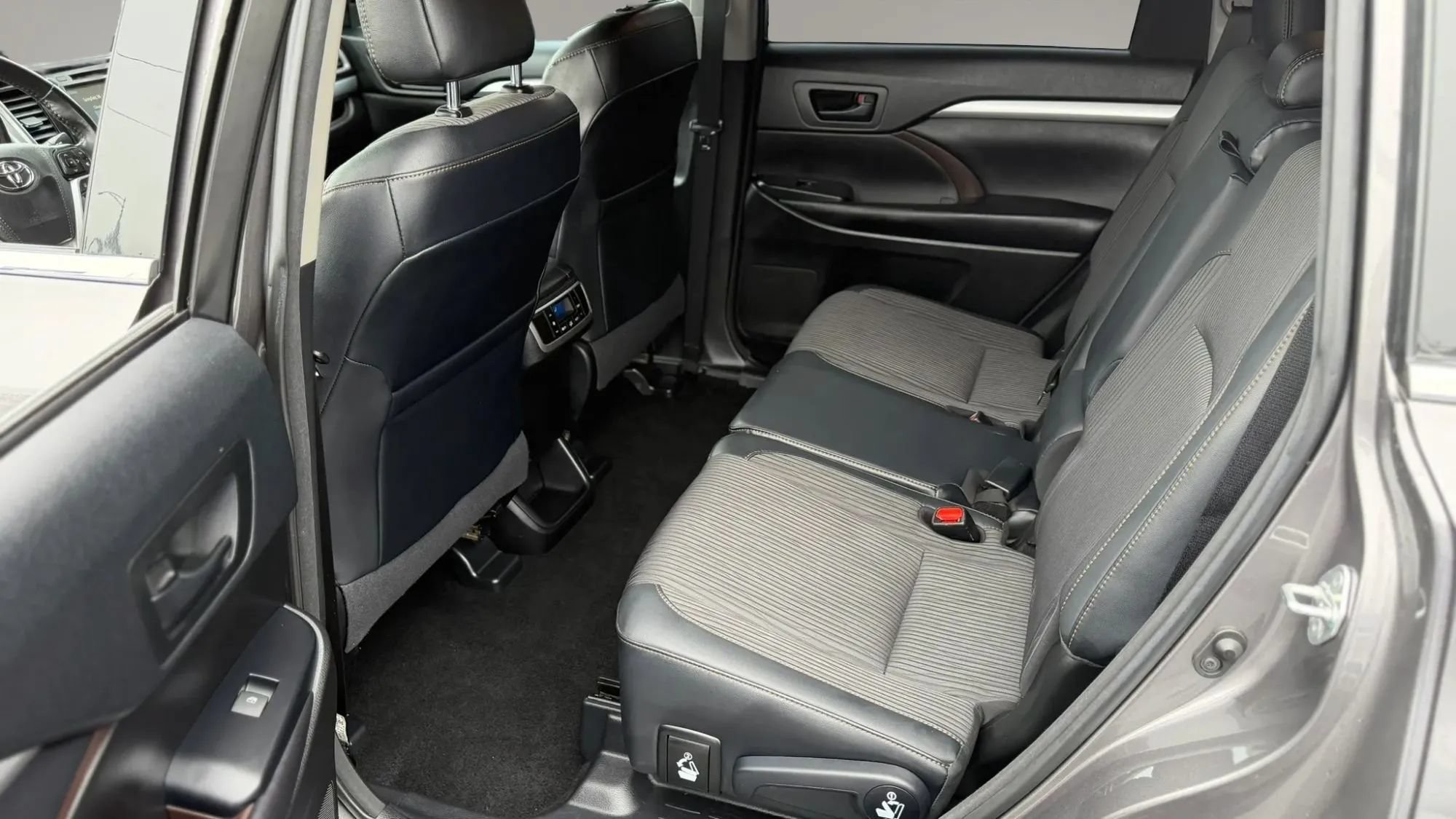 Used 2017 Toyota Highlander Plus AWD/4WD image 15