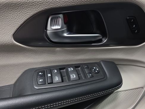 Used 2023 Chrysler Pacifica Touring-L image 29