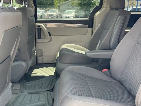 Used 2012 Volkswagen Routan S FWD image 13