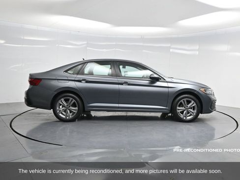 Used 2022 Volkswagen Jetta SE image 39