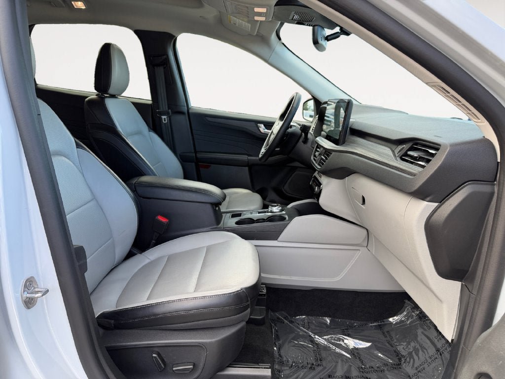 Used 2025 Ford Escape Platinum AWD/4WD image 24