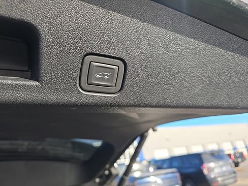 Used 2025 Chevrolet Traverse RS image 6