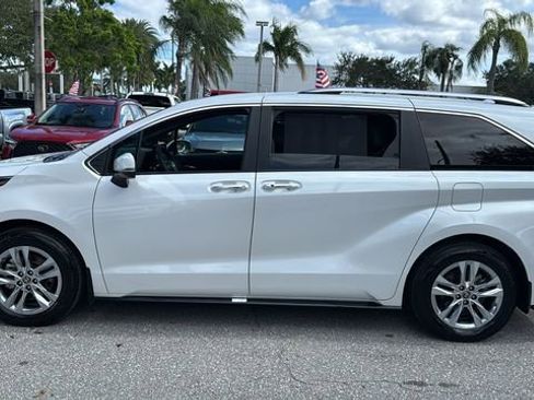 Used 2025 Toyota Sienna Limited image 4