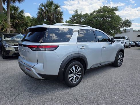 Used 2024 Nissan Pathfinder SL FWD image 3