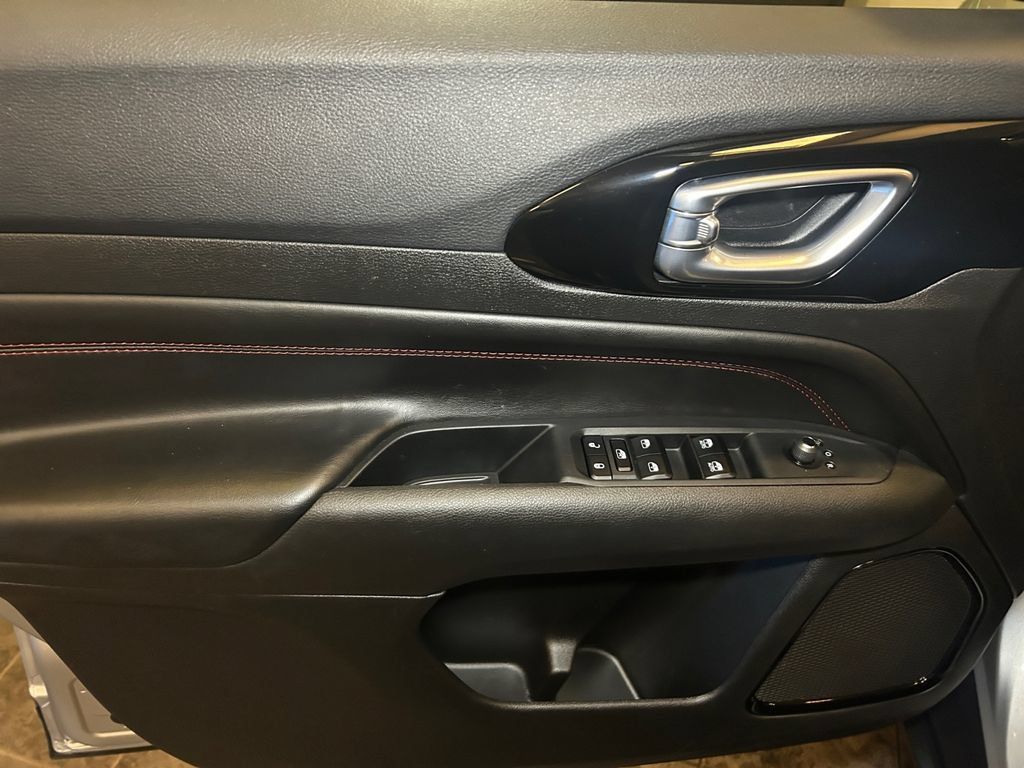 Used 2025 Jeep Compass Trailhawk AWD/4WD image 20