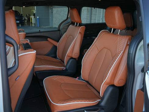 New 2026 Chrysler Pacifica Pinnacle image 19