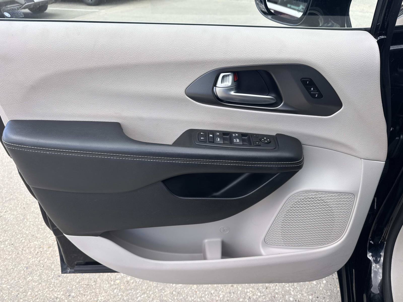 Used 2024 Chrysler Pacifica Touring-L FWD image 19
