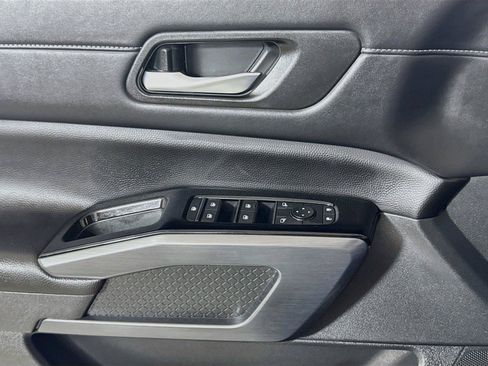 Used 2025 Nissan Pathfinder SL FWD image 16