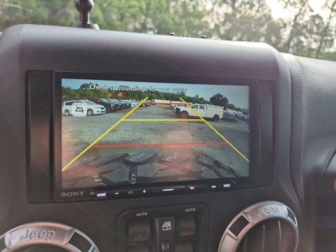 Used 2015 Jeep Wrangler Unlimited Sahara w/ Connectivity Group AWD/4WD image 23