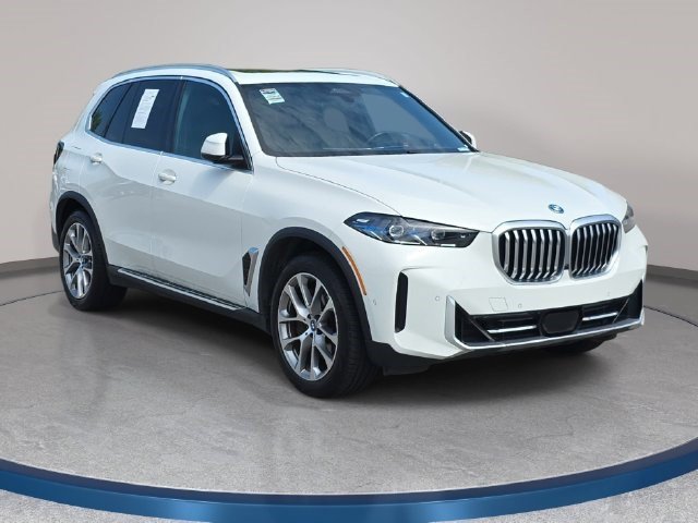 Used 2025 BMW X5 xDrive50e AWD/4WD image 3
