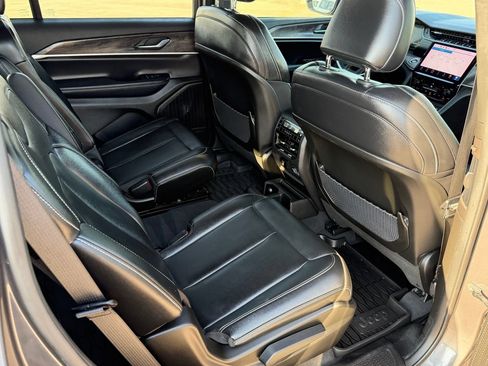 Used 2024 Jeep Grand Cherokee L Limited w/ Black Appearance Package AWD/4WD image 40